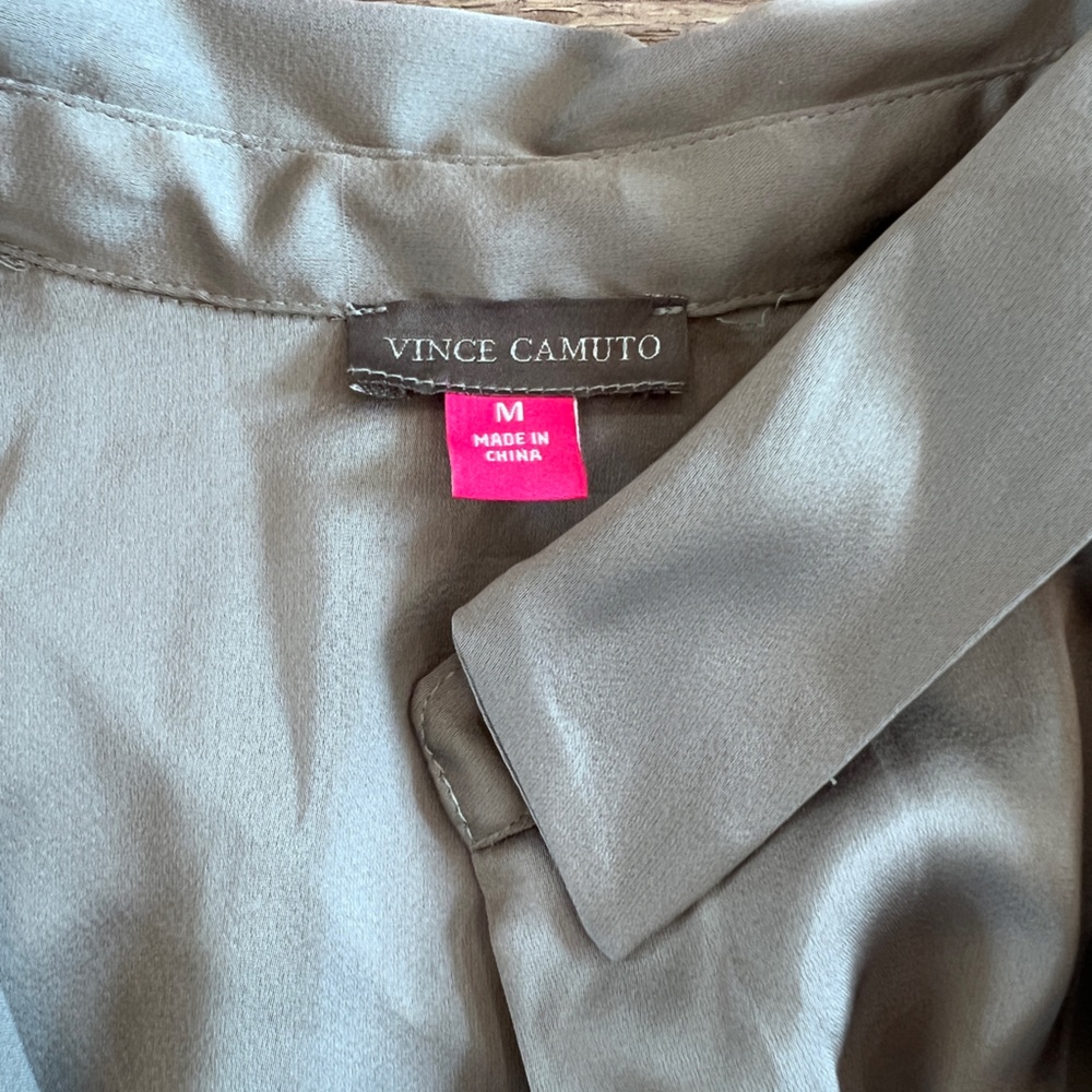 Nice button down blouse - Picture 3 of 3